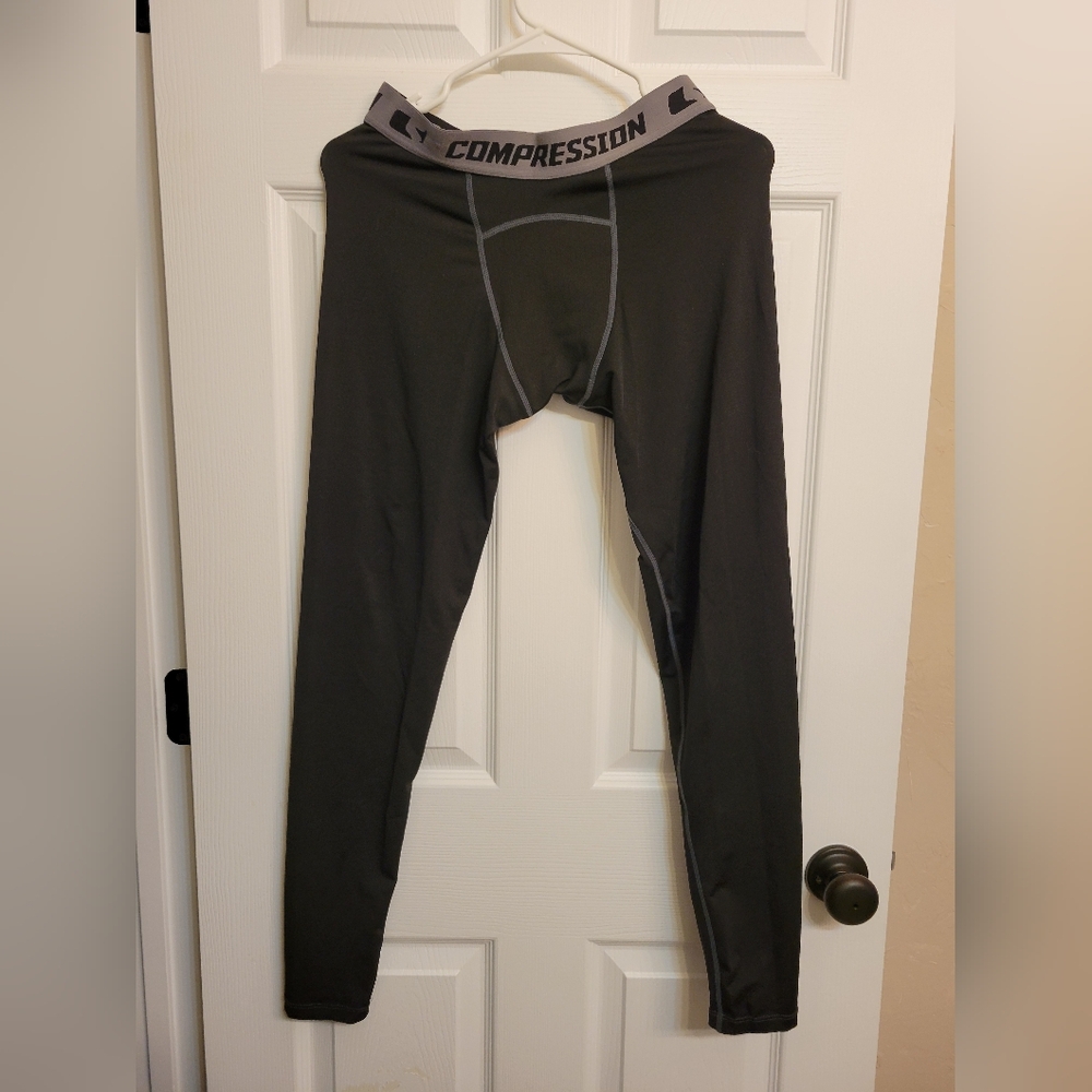 Sleefs black leggings.